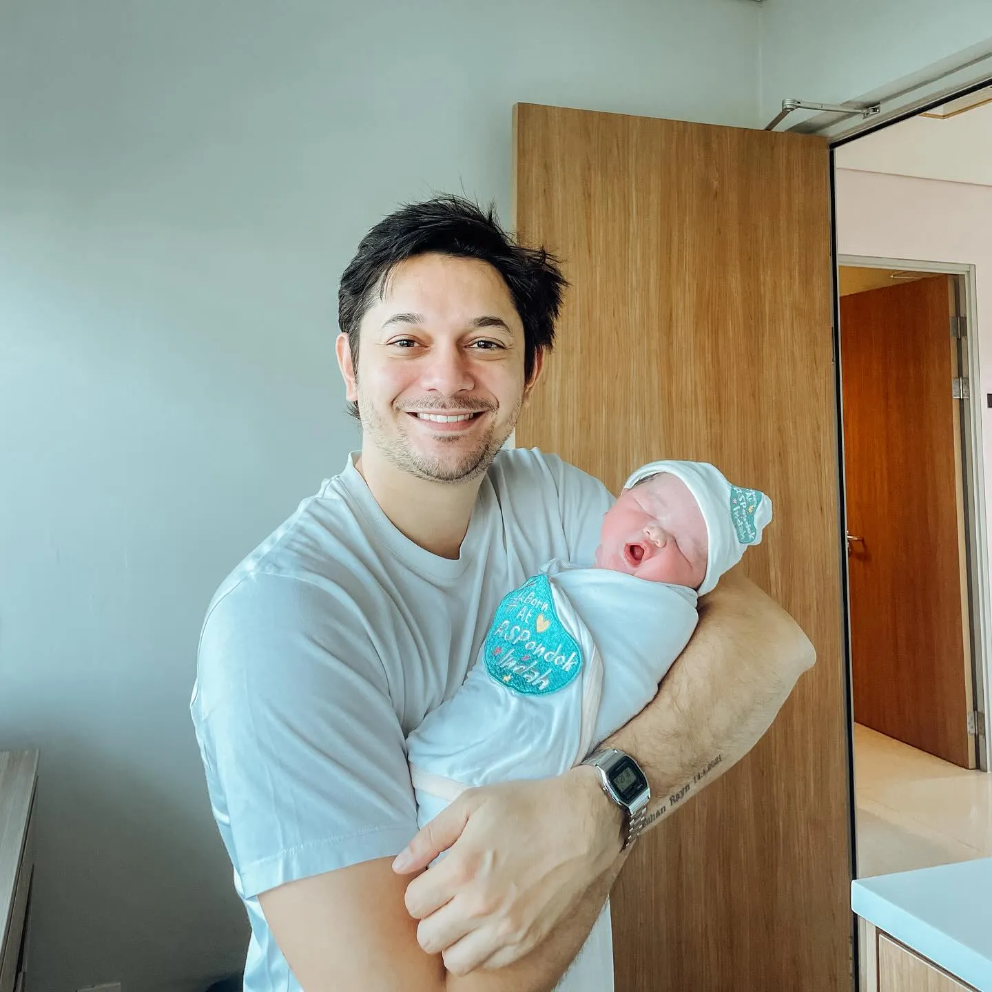 Potret Andrew Andika gendong anak kedua (credit: Instagram.com/andrewandika/)