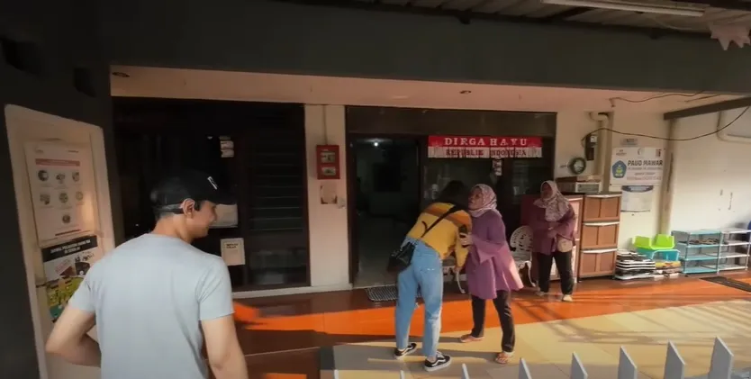 Potret bagian depan rumah kakek dan nenek Adinia Wirasti (credit: Youtube.com/Sara Wijayanto)