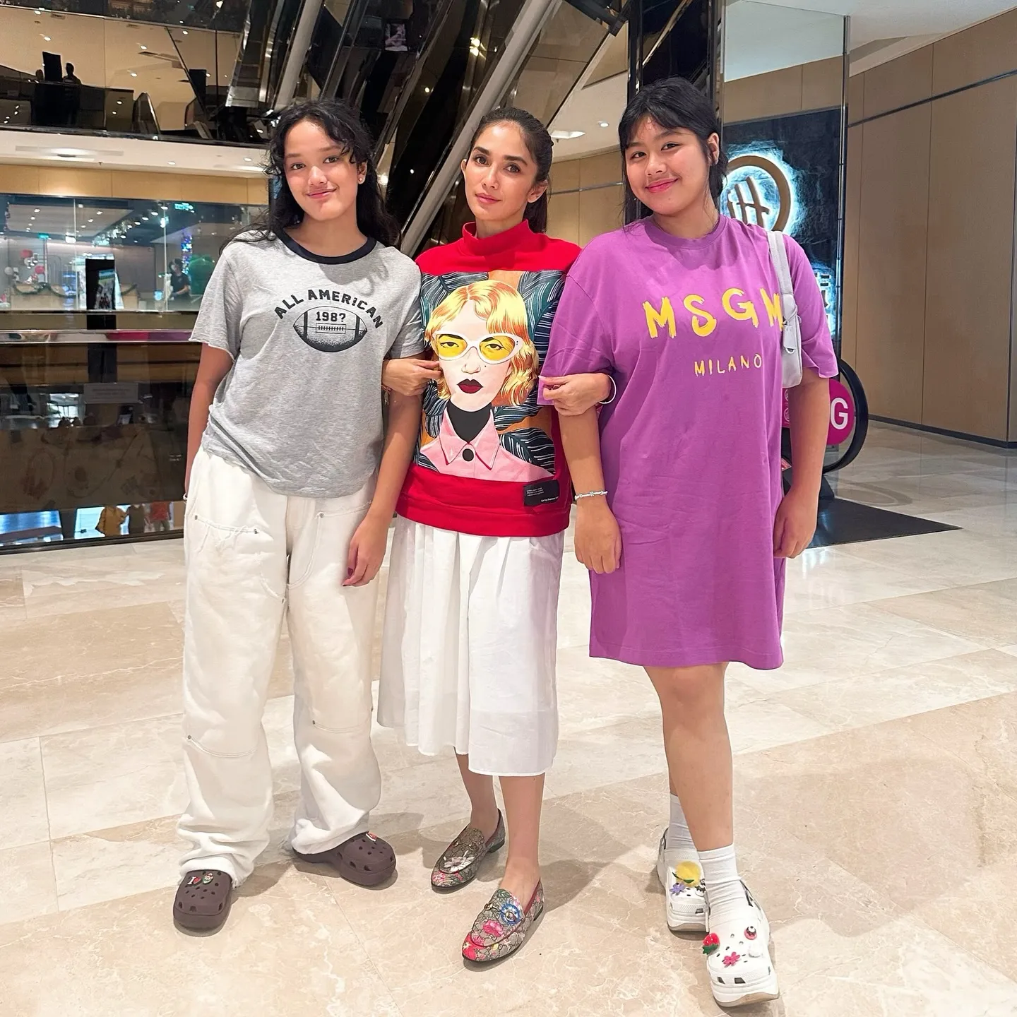 Potret Ussy Sulistiawaty dan dua anak gadisnya (credit: Instagram.com/ussypratama/)