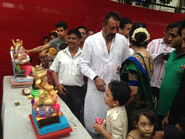 Sanjay Dutt rayakan Ganpati di rumah Salman Khan. ©pinkvilla