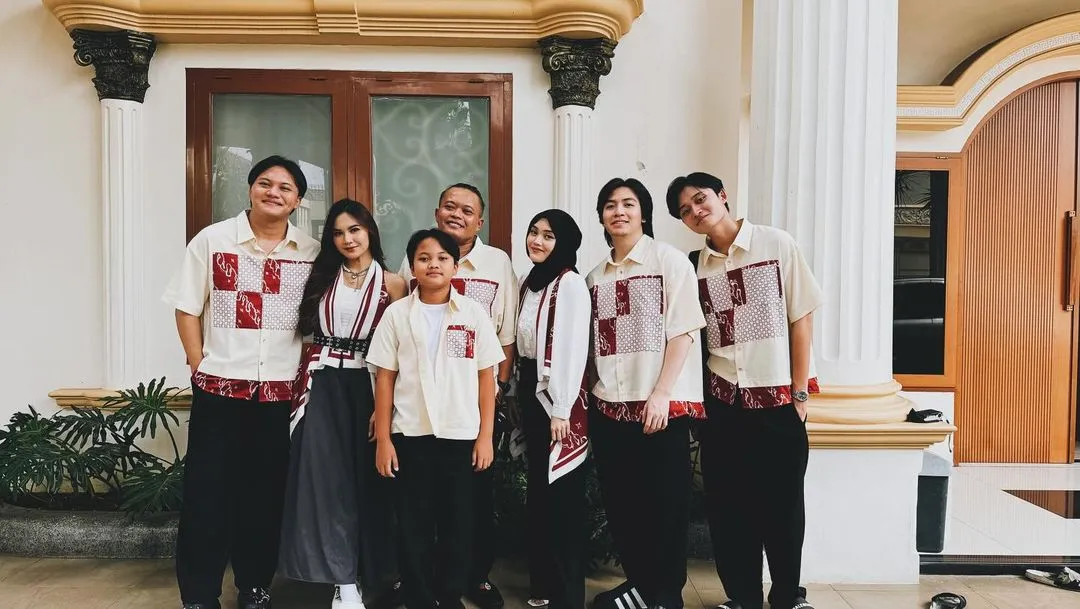 Potret Rizky Febian Bareng Adik-Adiknya