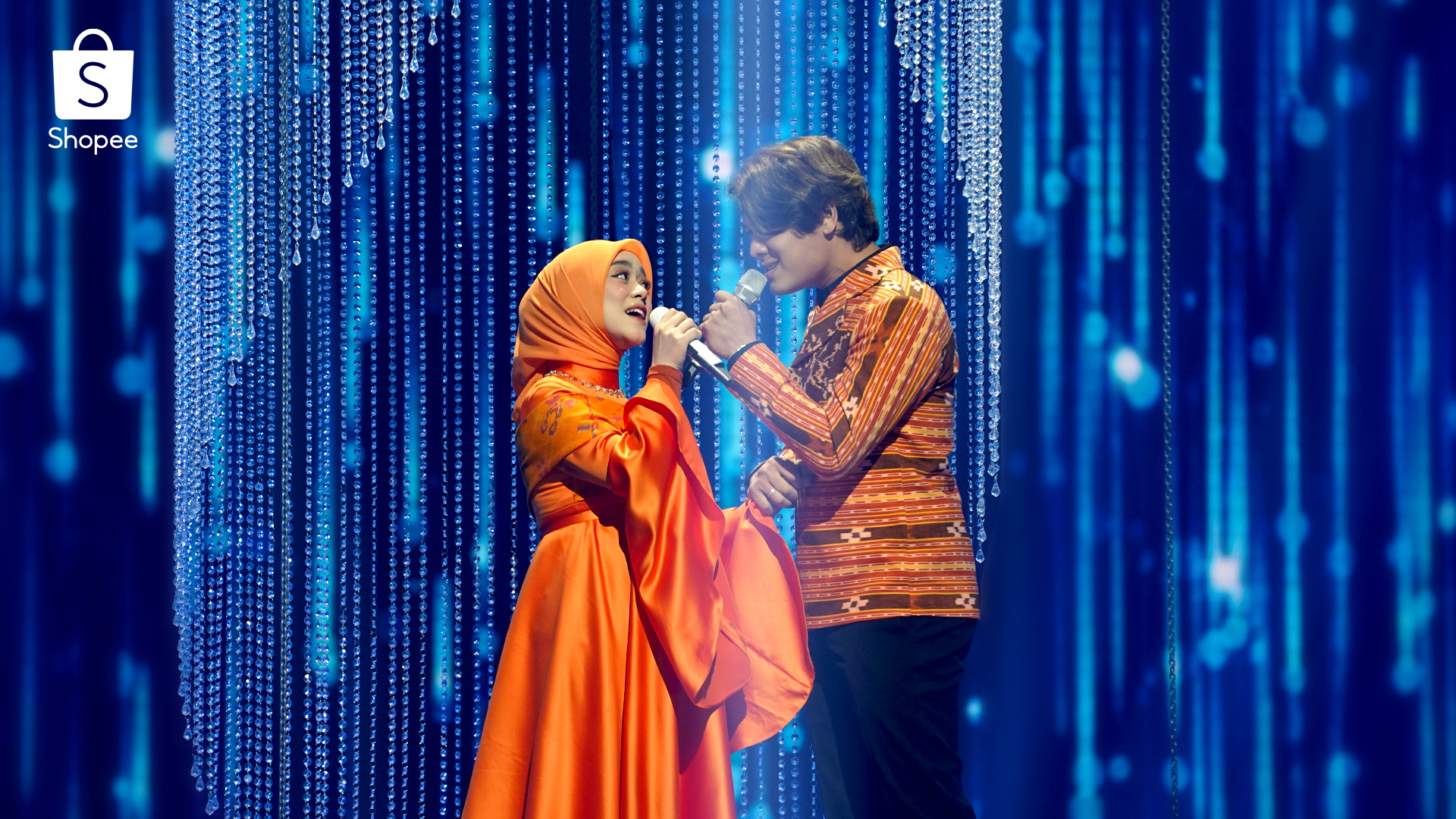 Romantic duet by Rizky Billar & Lesti Kejora singing the song Cinta Luar Biasa