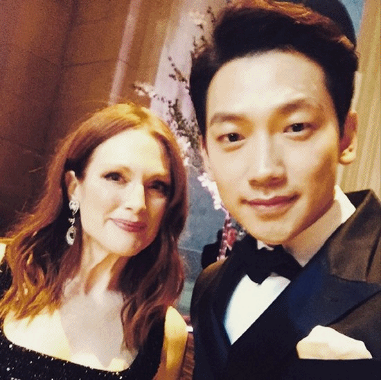 Rain pose bareng aktris peraih Oscar, Julianne Moore, di Met Gala © MCM