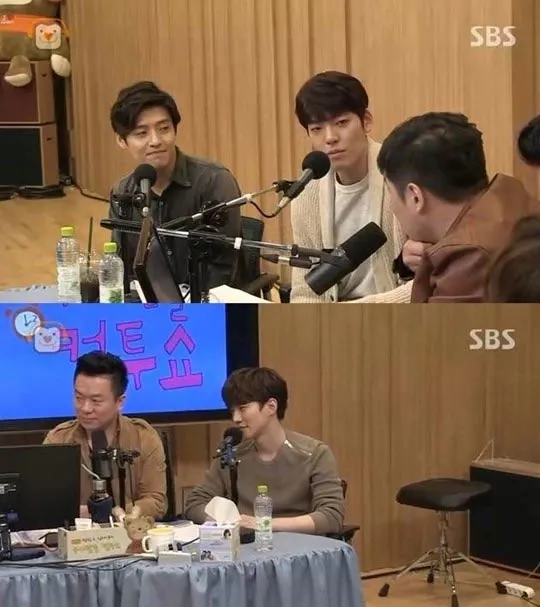 Kim Woo Bin dan Kang Ha Neul pun tidak ragu atas ketampanan yang dimiliki sang sutradara Twenty ©MWave.interest.me.