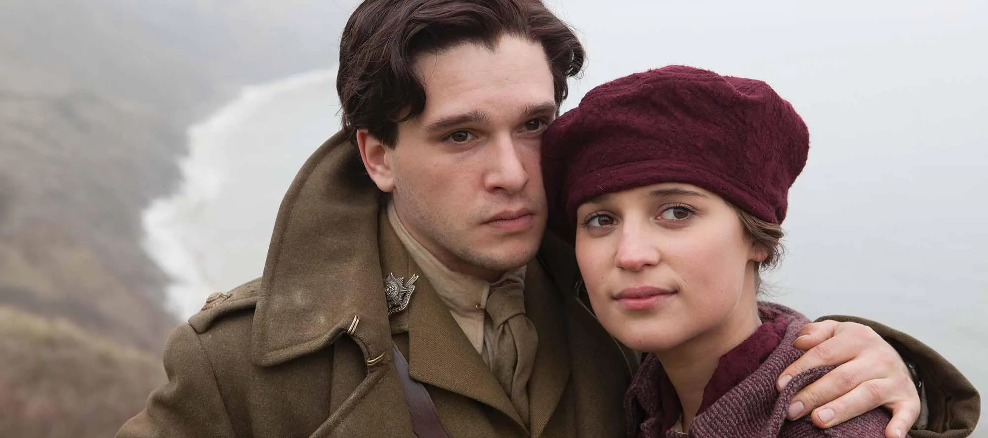 Kit Harrington dan Alicia Vikander dalam 'TESTAMENT OF YOUTH' / © BBC Films
