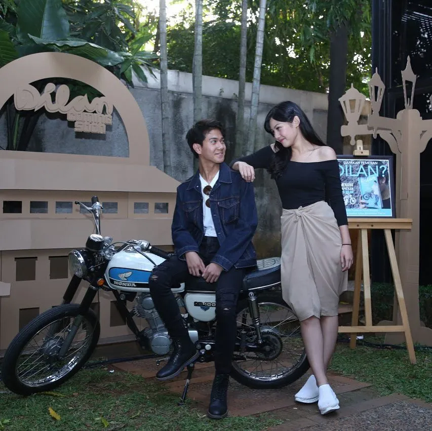 Ditunjuknya Iqbaal CJR sebagai Dilan mendapatkan pro dan kontra, sebagian netizen menilai Iqbaal terlalu imut & ganteng untuk memerankan sosok Dilan © instagram.com/falconpictures_