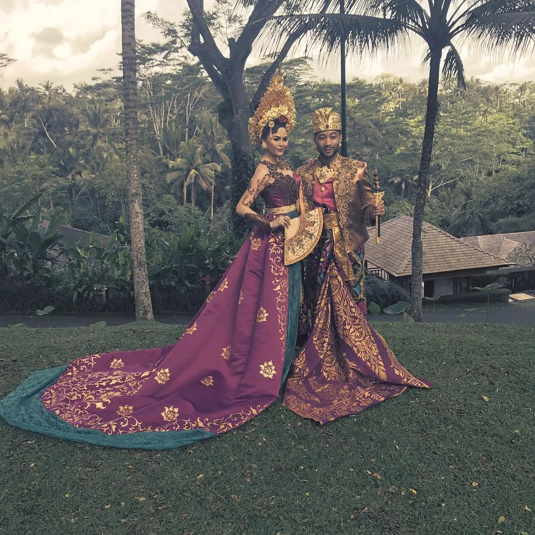 Chrissy Teigen dan Chrissy Teigen kenakan baju adat Bali © Instagra.com/chirssyteigen