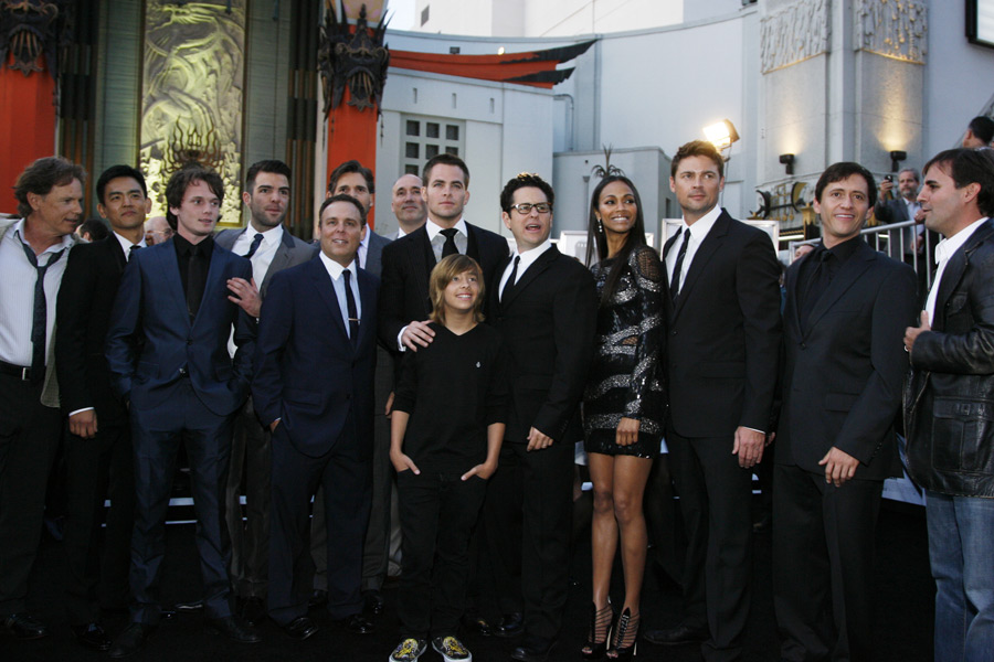 Yelchin dan rekan-rekanya saat premiere film STAR TREK (2009) © geeksofdoom.com