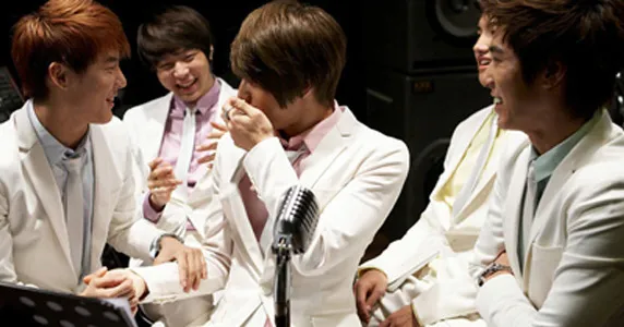 Tawa bersama sebagai TVXQ. Hanya tinggal kenangan indah ©allkpop.com