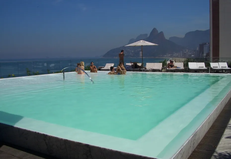 Foto Kolam Renang Atap Terkeren di Dunia, Bali Termasuk ...