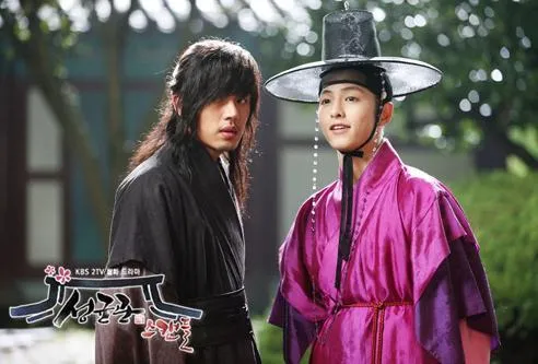 Penampilan Yoo Ah In dan Song Joong Ki di Sungkyunkwan Scandal © KBS