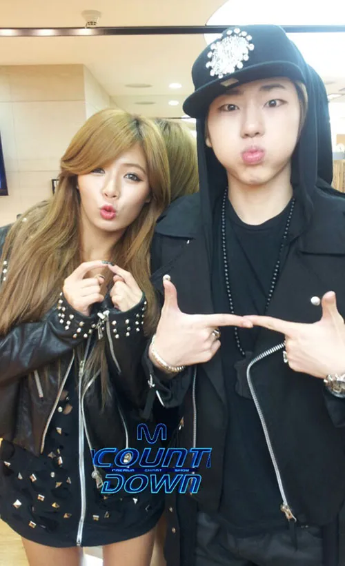 Bersama HyunA 4minute, kira-kira apakah HyunA mengaku juga menyukai Zico? ©allkpop.com