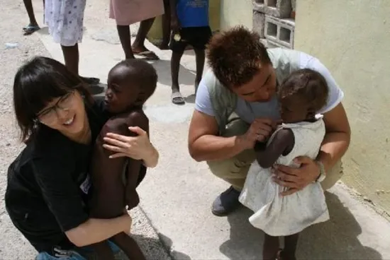 Sunye dan James Park yang terlibat kegiatan misionaris di Haiti ©allkpop.com