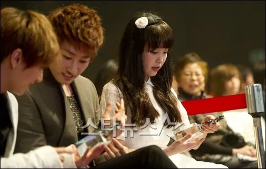 IU dan Eunhyuk sudah lama dikenal sebagai teman dekat ©lovelyblossom23.blogspot.com