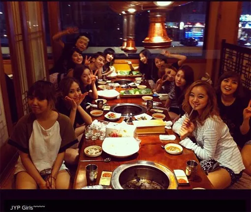 Meski tak aktif di Wonder Girls, Sunmi dekat dengan artis JYP Entertainment ©Twitter Hye Rim