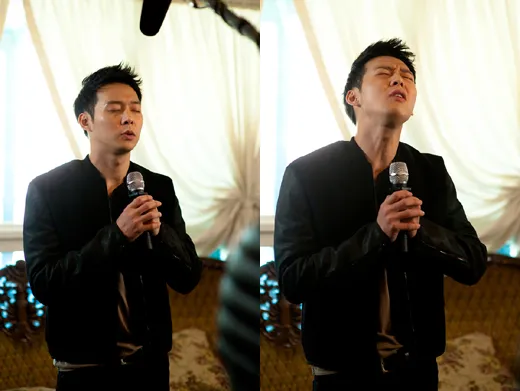 Berakting tak bisa menyanyi, aslinya suara Yoochun sangatlah merdu. Setuju? ©allkpop.com