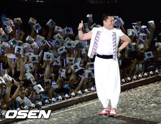 Celana putih seperti sosok jin botol unik ini didesain oleh sang istri ©allkpop.com