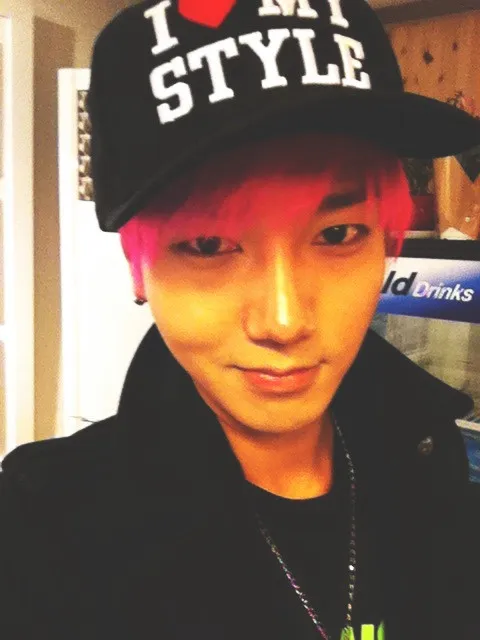 Rambut pink menyala, apakah Yesung tampak keren? ©Twitter Yesung