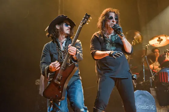 Johnny Depp ketika berkolaborasi dengan musisi veteran Alice Cooper @nem.com