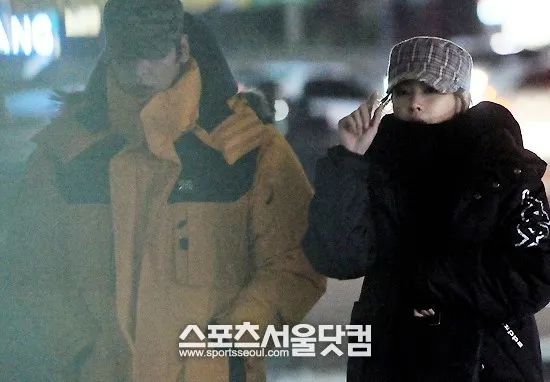 Lee Jang Woo dan Oh Yeon Seo tampak berjalan berdua di udara dingin ©news.nate.com