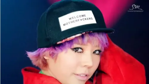 Tulisan bernada umpatan di topi Sunny, bagaimana menurut kamu? ©soompi.com