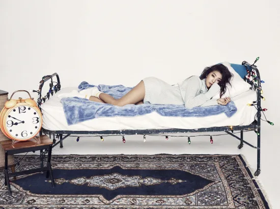 Bora Sistar tiduran di atas ranjang besinya. ©soompi.com