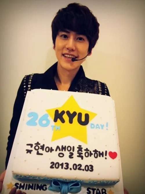 Kyuhyun dengan kue tart ulang tahun yang besar! ©soompi.com