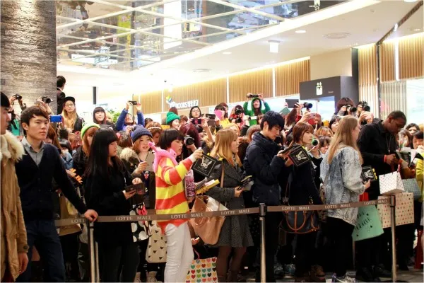 Kerumunan 1.000 fans yang ingin bertemu dengan B.A.P ©allkpop.com