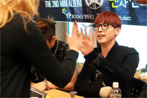 Melakukan eye contact dengan seluruh penggemar ©allkpop.com