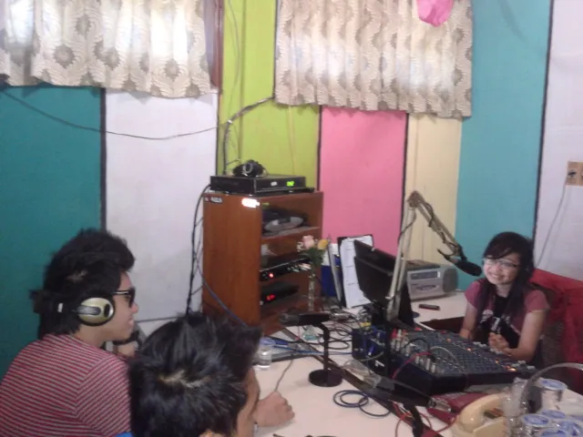 Salah satu kegiatan Kangen Band hari ini, mengunjungi Radio Maritim 102.6 FM