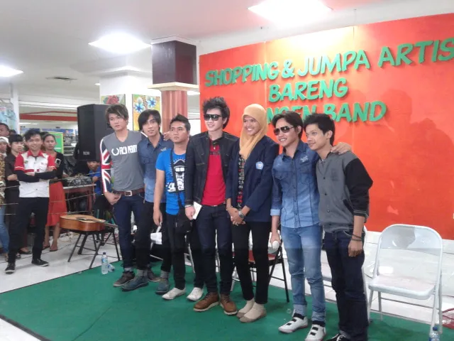 Fans beruntung bisa berfoto dengan Kangen Band ©Pitta Sekar Wangi