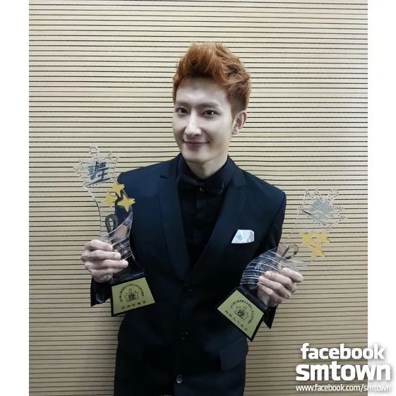 Menang 2 award, selamat untuk Zhoumi Super Junior M! ©allkpop.com