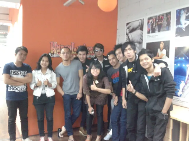 Kangen Band berfoto bareng fans