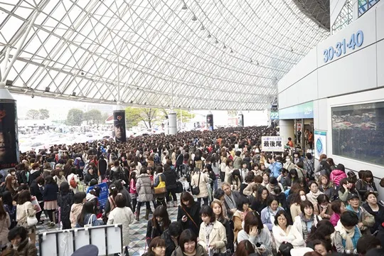 Antrian ribuan fans Jepang untuk menonton JYJ ©allkpop.com