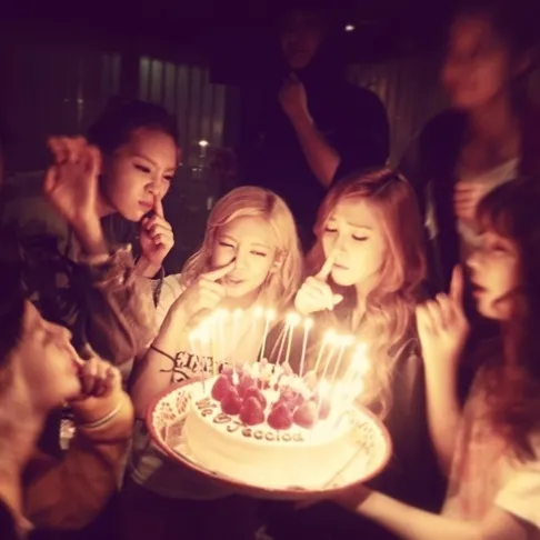 Perayaan ulang tahun Jessica bersama member Girls Generation lainnya ©en.korea.com