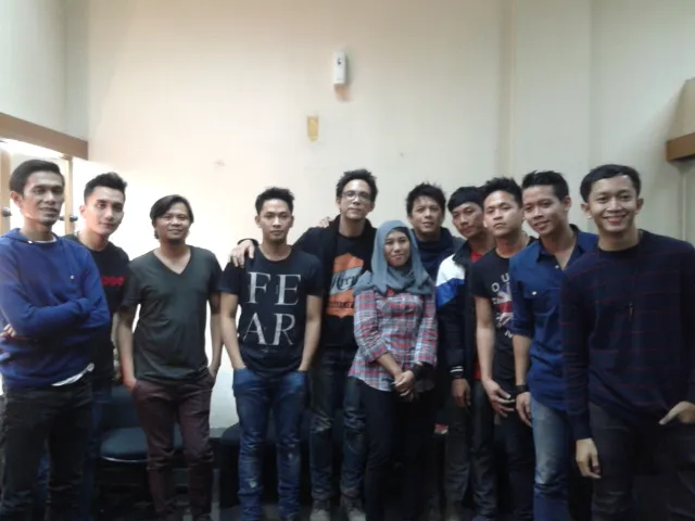 Ulfi dan Dini mengumbar senyum lebar bareng para idola, De Neno dan NOAH @KapanLagi.com®/PittaSekar