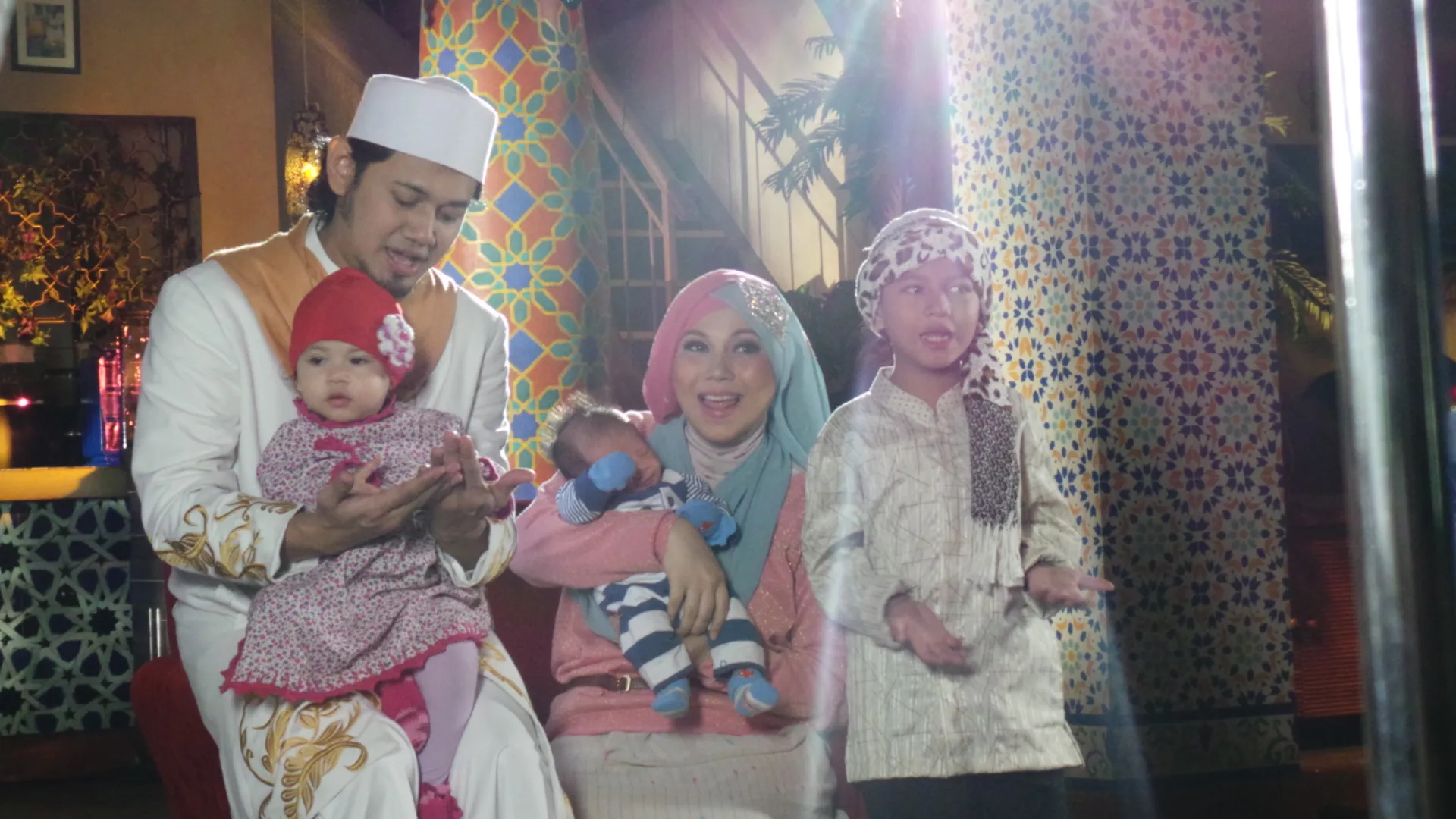 Ustad Guntur Bumi dan Keluarga Usai Syuting Klip