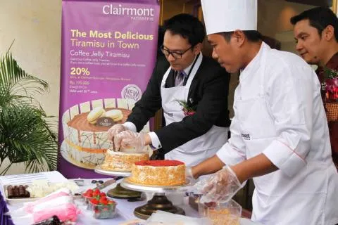 Charles Bonar Sirait buka toko kue. @istimewa
