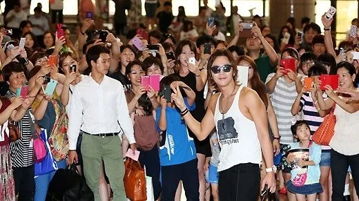 Jang Geun Suk di kerumunan penggemar ©soompi.com