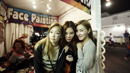 Taeyeon, Tiffany dan Seohyun Girls Generation saat syuting 'The TaeTiSeo' @allkpop.com
