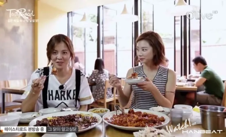 Park Soo Jin (kanan) ketika membawakan acara Tasty Road. masih belum jelas masa depannya di acara ini © hanbeat.com