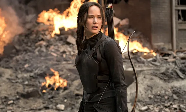 Aksi JenLaw sebagai Katniss Everdeen dalam MOCKINGJAY PART 1/©Universal