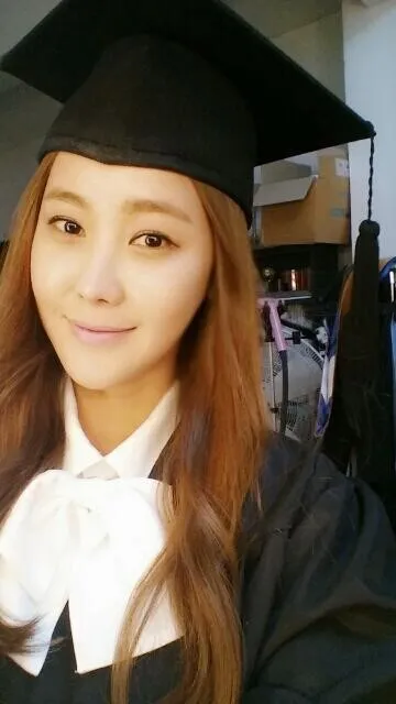 Solbi memposting foto memaki toga wisuda @soompi.com