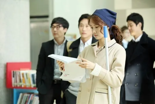 Yoona Girls Generation saat berada di lokasi syuting Prime Minister And I @soompi.com