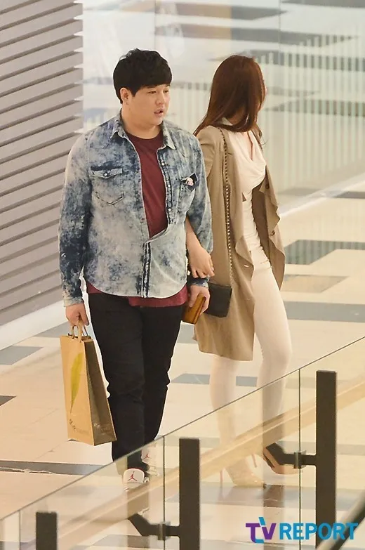 Shindong dan Kang Shi Nae berkencan di sebuah mall di Seoul @TV Reports 