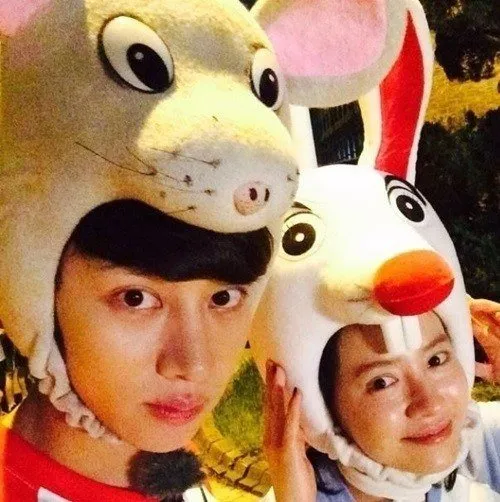Kim Heechul dan Song Ji Hyo memamerkan keakraban mereka dengan foto cute bersama @soompi.com