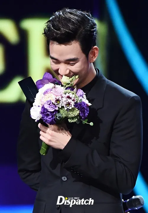 Kim Soo Hyun saat menerima penghargaan People's Choice dalam Seoul Drama Awards 2014. Dispatch©