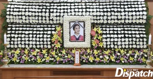 Pihak keluarga menyelanggarakan persiapan upacara pemakaman Rise Ladies Code @dispatch.co.kr