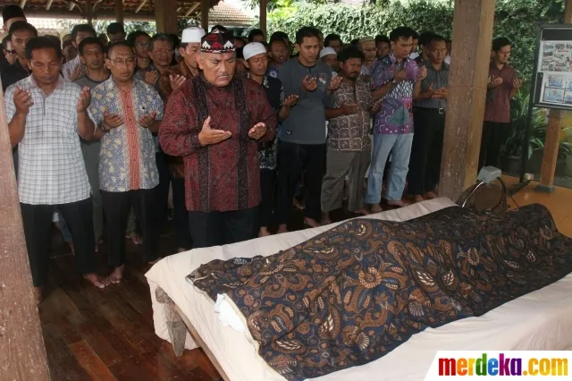 Almarhum Didi Petet ketika disalatkan. ©merdeka.com/Muhamad Lutfi Rahman
