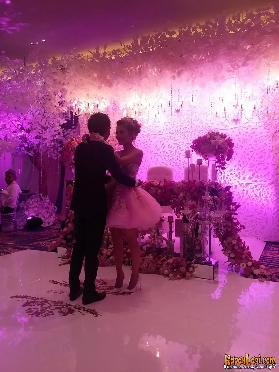 Bella Shofie dan Suryono melakukan first dance sebagai suami istri. ©KapanLagi.com®